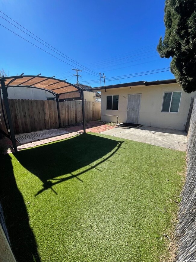 Building Photo - 4528-32 Bancroft St Unit #4530