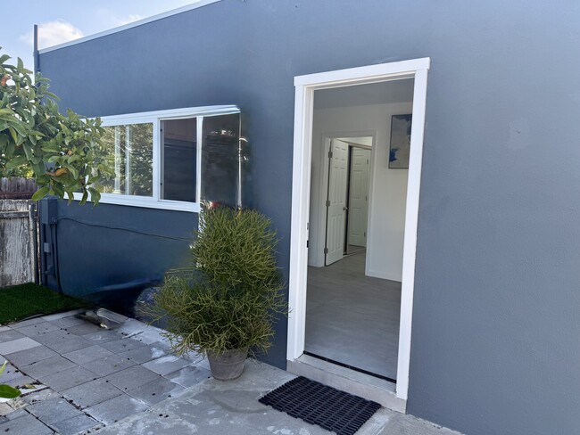Building Photo - 118 S Helberta Ave Unit ADU