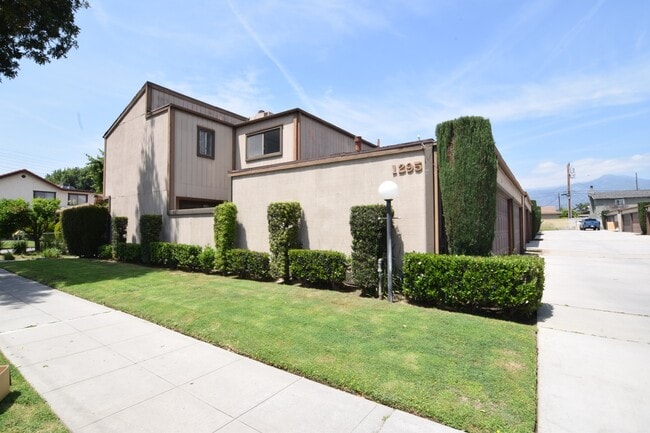 Building Photo - New with a View: This Property is just right for You! Unit 1
