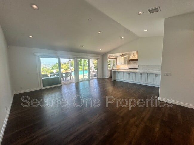 Photo - 637 Lynwood St