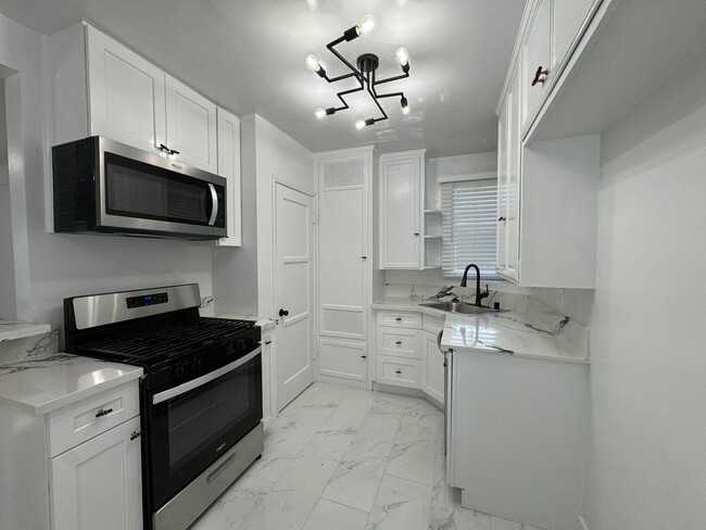 Photo - 14443-14445 1/4 Dickens St