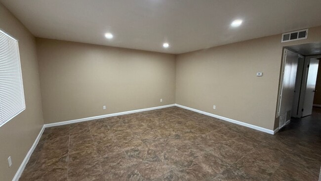 Building Photo - Two Bedroom One Bathroom Apartment in San Bernardino! Unit 7