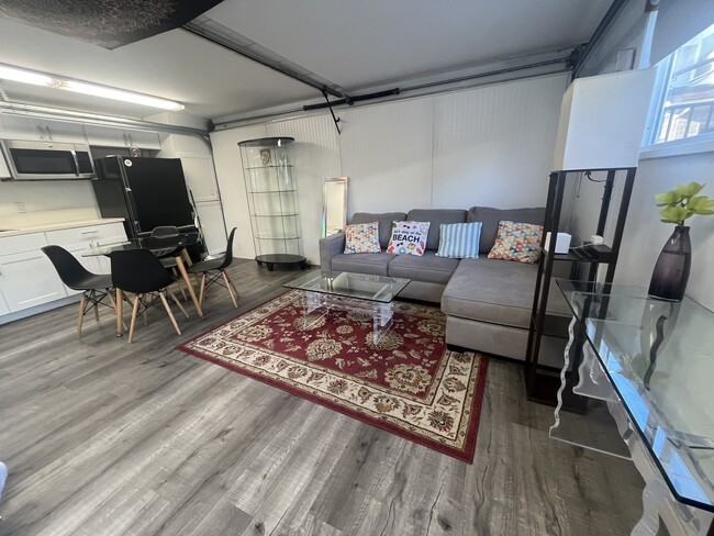 Building Photo - 2331 Ocean Ave Unit StudioVenice Canals