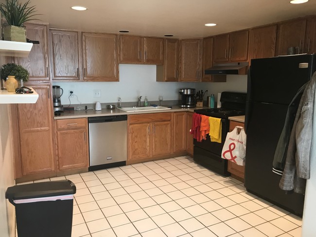 Kitchen - 17 Voyage St Unit A