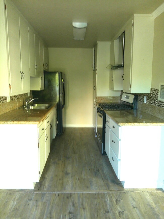 Kitchen - 311 N Westlake Ave Unit 2
