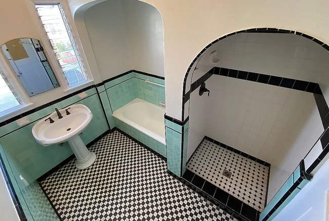 Photo - 320 N Genesee Ave Unit #2