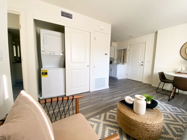 Photo - 1704 Hornblend St