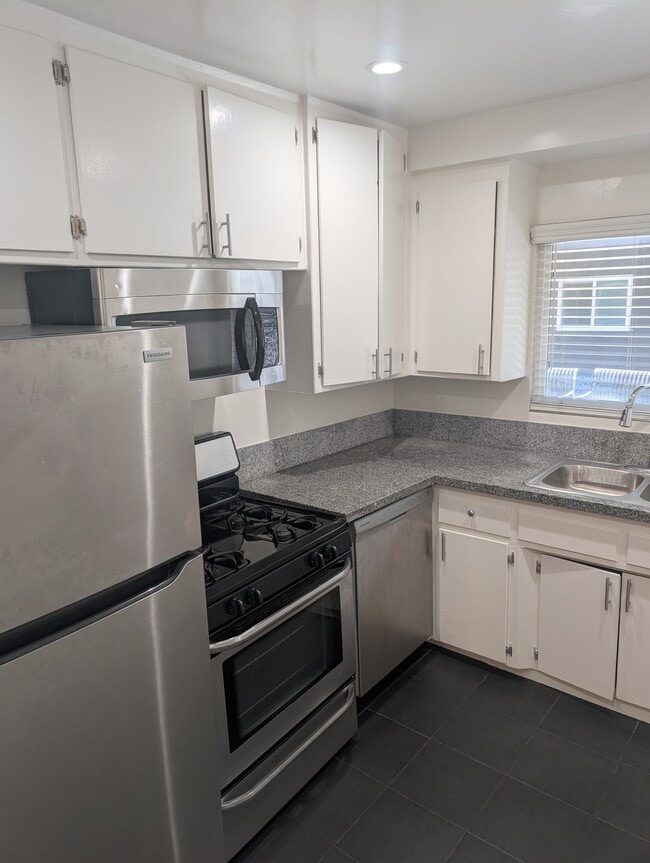 Photo - 7068 Lanewood Ave Unit Apt 5