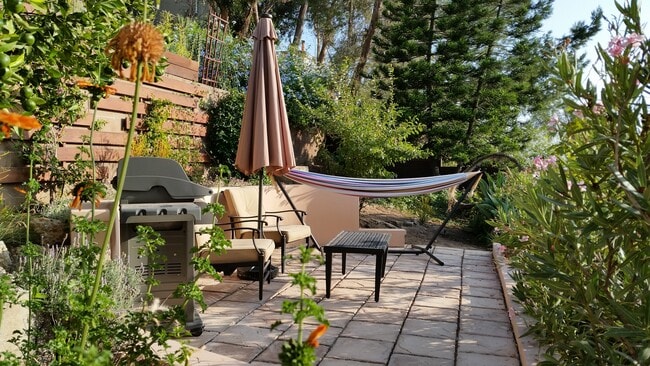 Private patio/fenced yard - 1912 Baxter St