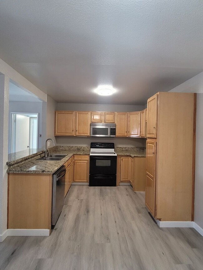 Photo - Peppertree Ventura Upper level 2+1 Condo w... Unit 715