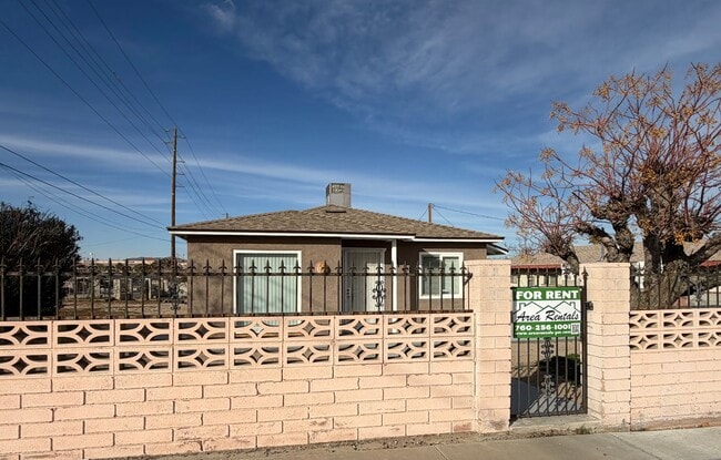 Building Photo - NEW LISTING!! 3 Bedroom 1.5 Bathroom House with Huge Yard, Central Heat & Air!