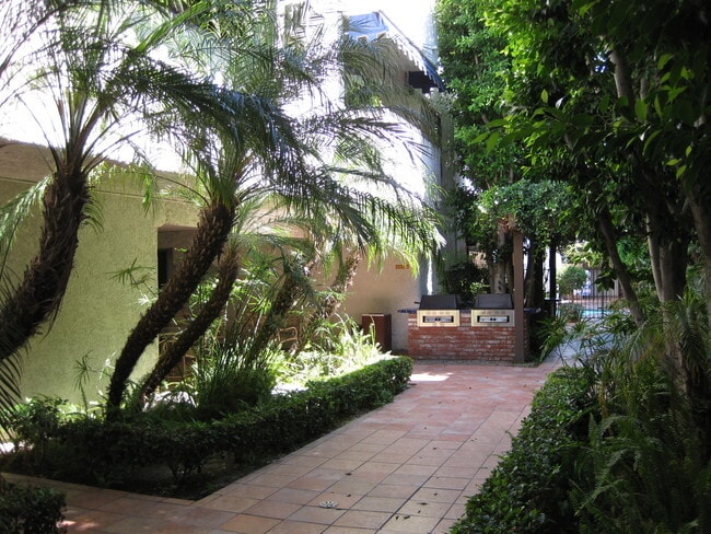 Building Photo - 18530 Hatteras St Unit 302