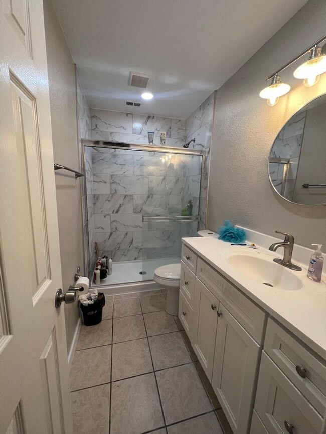 Photo - 6 Bedroom 3 Bathroom House on Corner lot- LARGE ROOMS