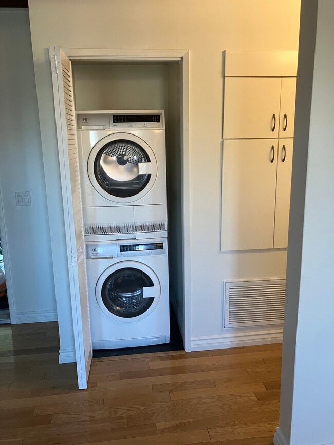 In-unit Laundry - 625 S Catalina Ave Unit A