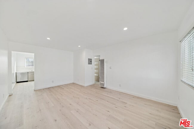 Building Photo - 252 S New Hampshire Ave Unit 11