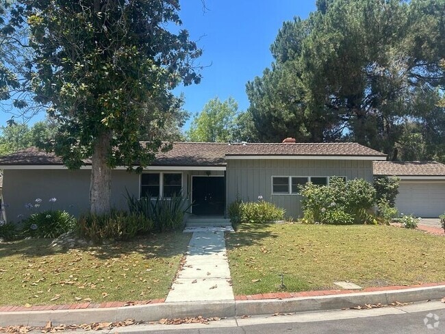 Building Photo - 1845 McFarlane St Rental
