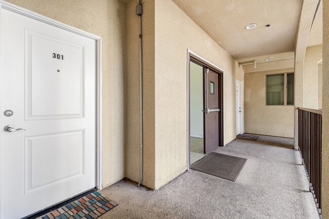Building Photo - 15435 Vanowen St Unit 301