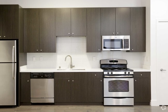 2BR, 1BA - 905 SF - 1800 Whitley