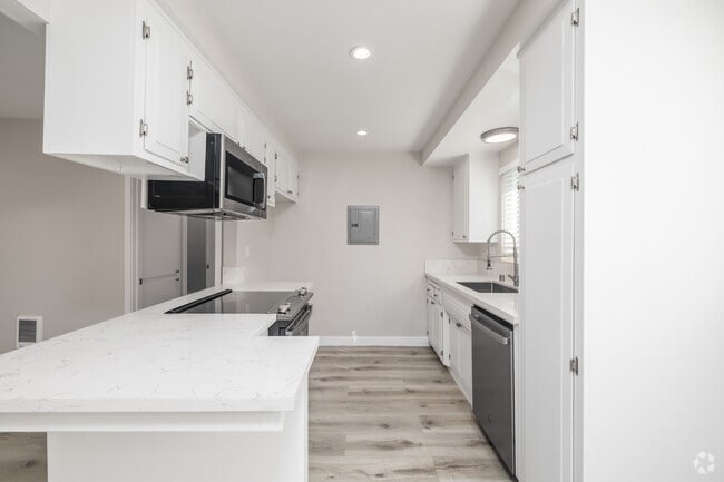 Interior Photo - 1308 Agate St Rental