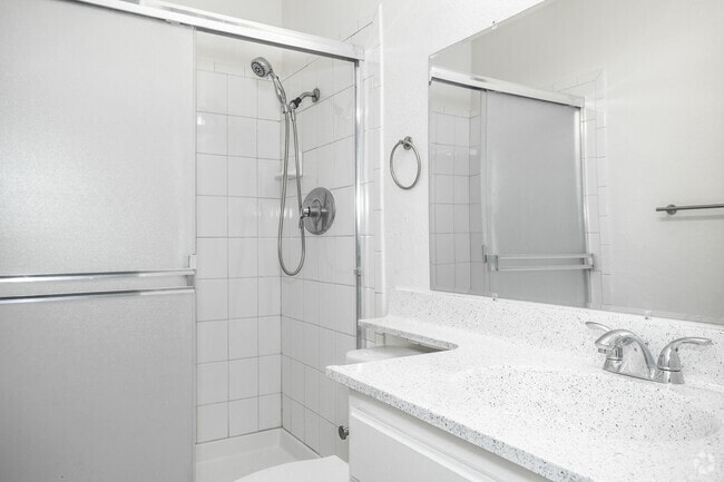 1BR, 1BA - 750SF Bathroom - Robin Meadows of Garden Grove