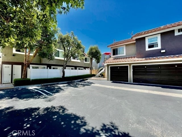 Building Photo - 685 W 18th St Unit 2