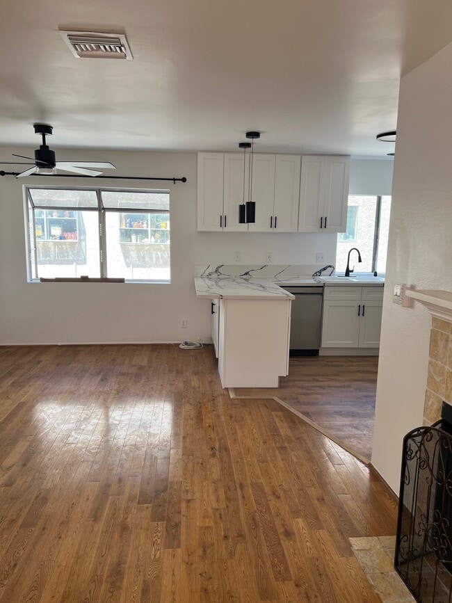 Building Photo - 1101 Laveta Terrace