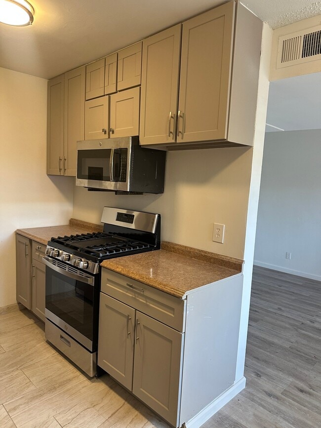 Building Photo - 1317 W 97th St Unit 1