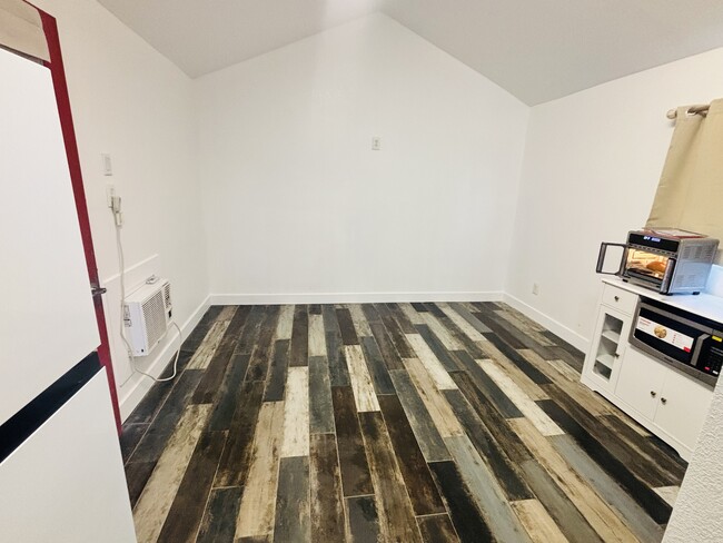 Photo - 152 W Tenth St