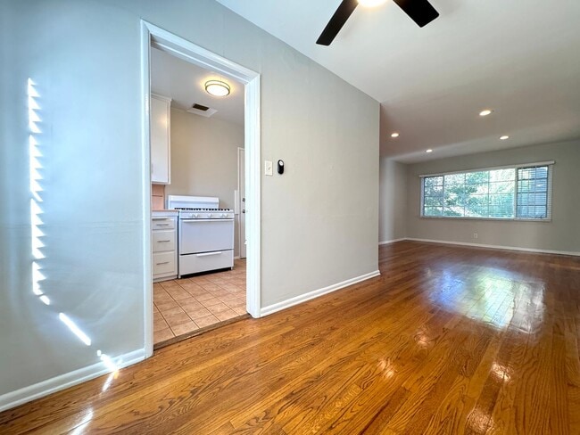 Photo - Classic Hollywood 1-Bedroom near Hollywood... Unit 1909