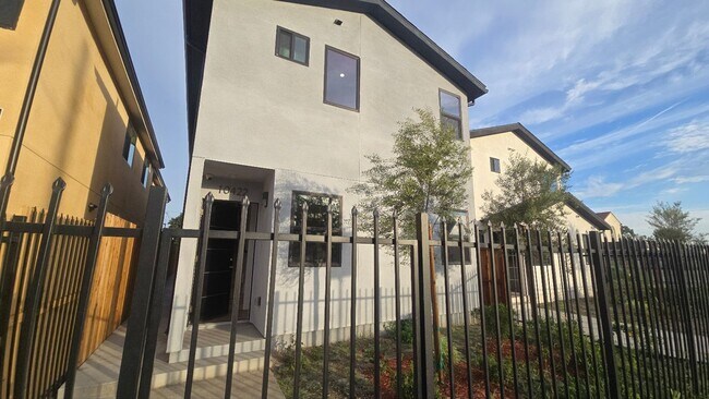 Photo - Graham(10422) Unit Graham(10422 1/2)