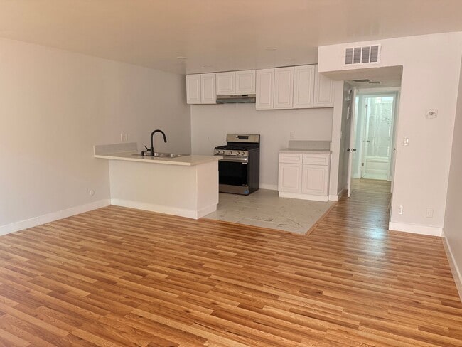 Building Photo - Charming 1 Bedroom Apartment with Pool, Patio & Flexible Month-to-Month Lease
