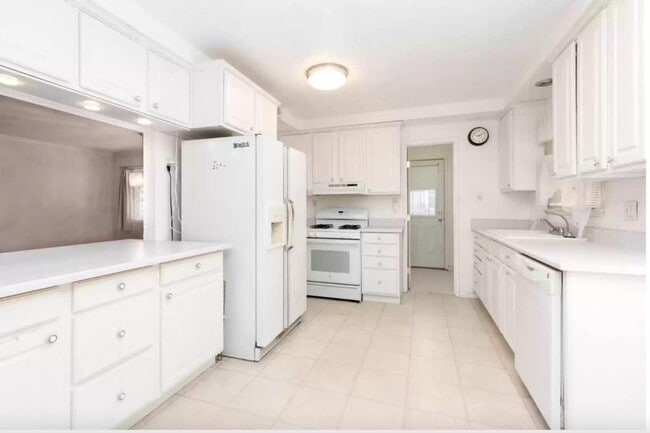 Photo - 45523 Lostwood Ave