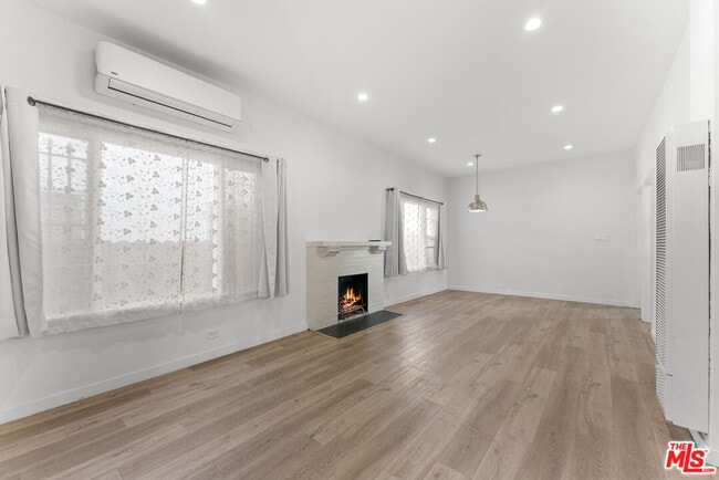 Photo - 33 Wavecrest Ave