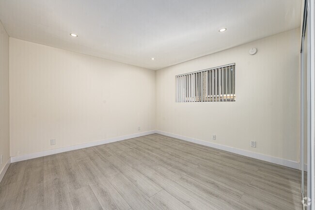 1BR, 1BA - 625SF - Bedroom - 142 S Normandie Ave