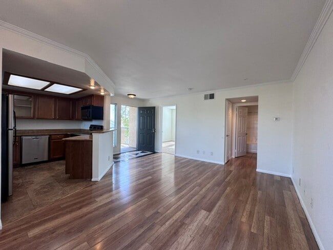 Building Photo - 3472 Hathaway Ave Unit 344