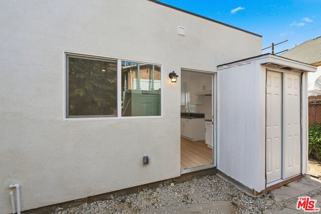 Building Photo - 222 E Vernon Ave