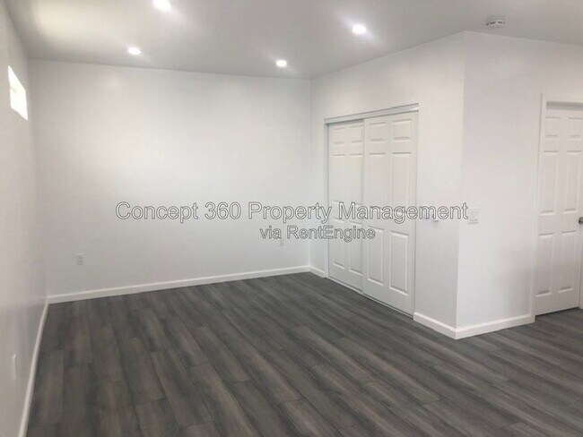Photo - 110 E Scott St