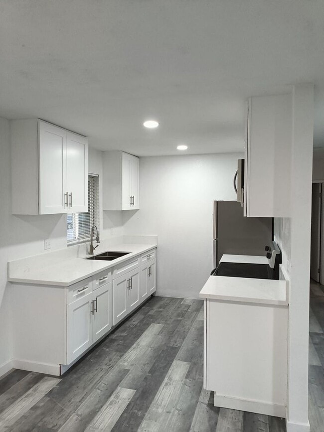 Building Photo - Remodeled 2 bedrooms 2 full baths corner u... Unit 4