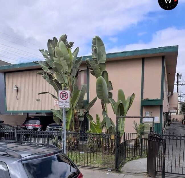 Building Photo - 2919 Carmona Ave