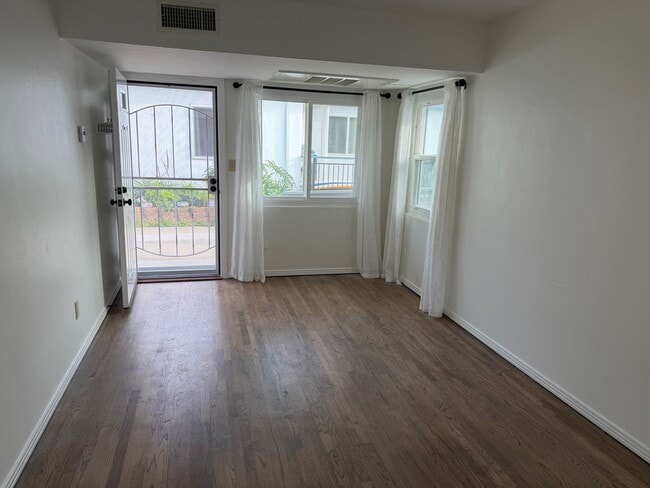 Photo - 4566 Muir Ave