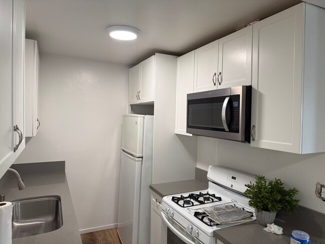 Building Photo - Camarillo Apartments Unit 3