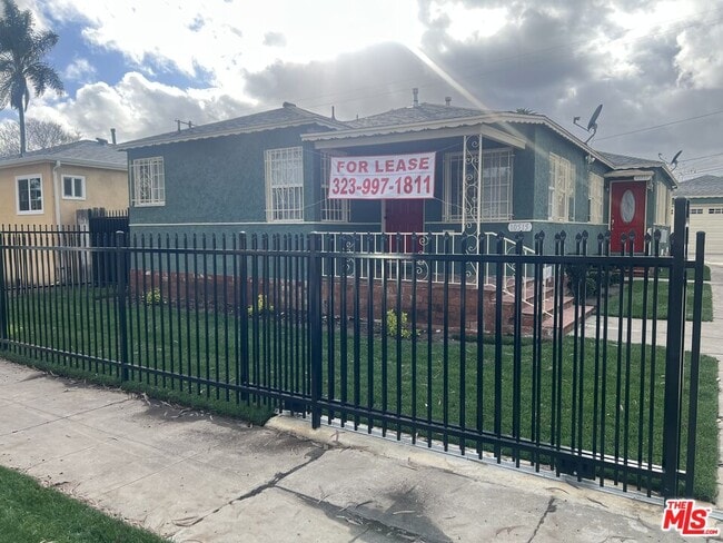 Building Photo - 10515 S Hoover St