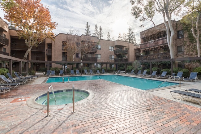 Building Photo - GREATLY LOCATED 1-BEDROOM APARTMENT WITH PRIVATE BALCONY Unit 267 G