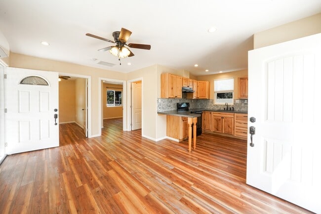 Photo - 1175 Campbell Way