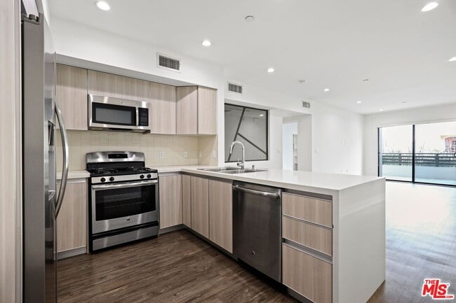 Photo - 409 Hayworth Ave Unit 201