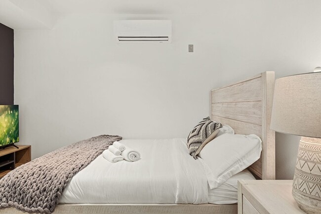 Photo - 1702 Malcolm Ave Unit Single Room 1 - 1