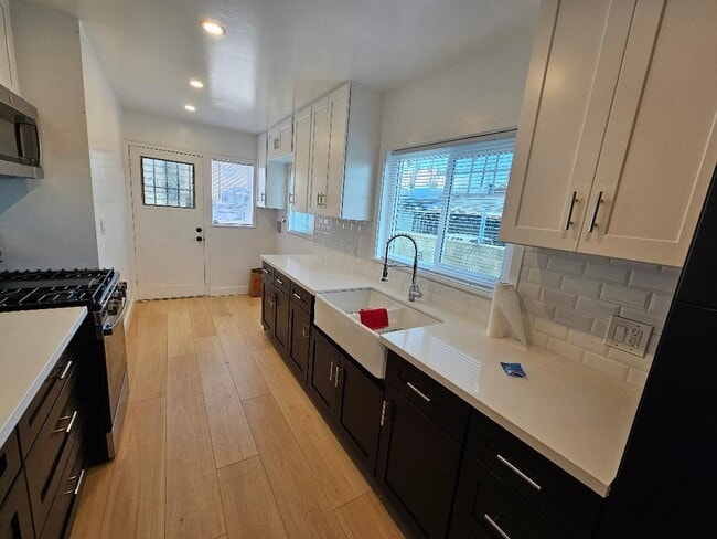 Photo - 529 W 47th St