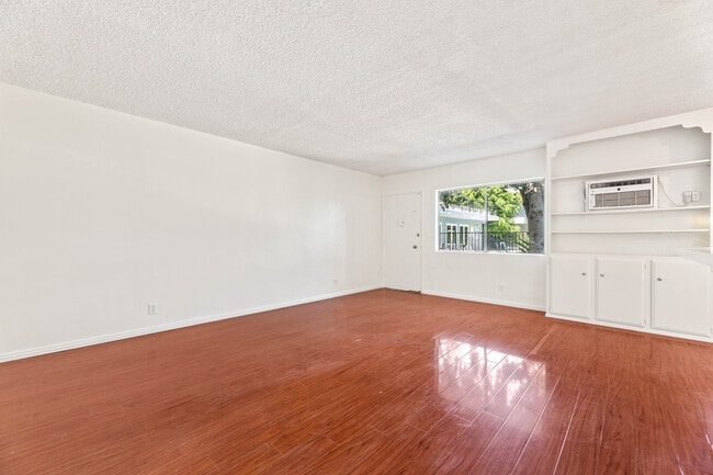 Photo - 10535 Lindley Avenue