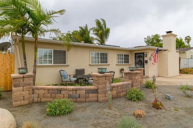 Building Photo - Lovely & Spacious Clairemont Home!  3BD/2BA w/ Pool & Hot Tub! Only - $5,495/mo