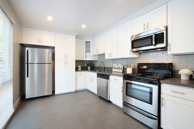 Building Photo - Amberwood Drive